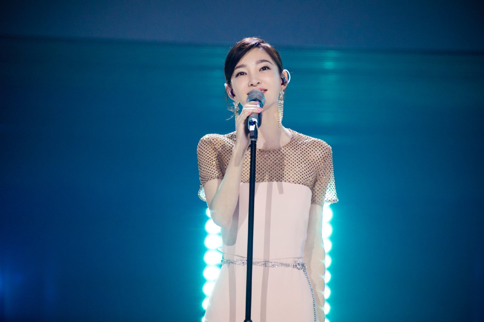 王丽坤璀璨星光公演，闪耀之夜的精彩绽放